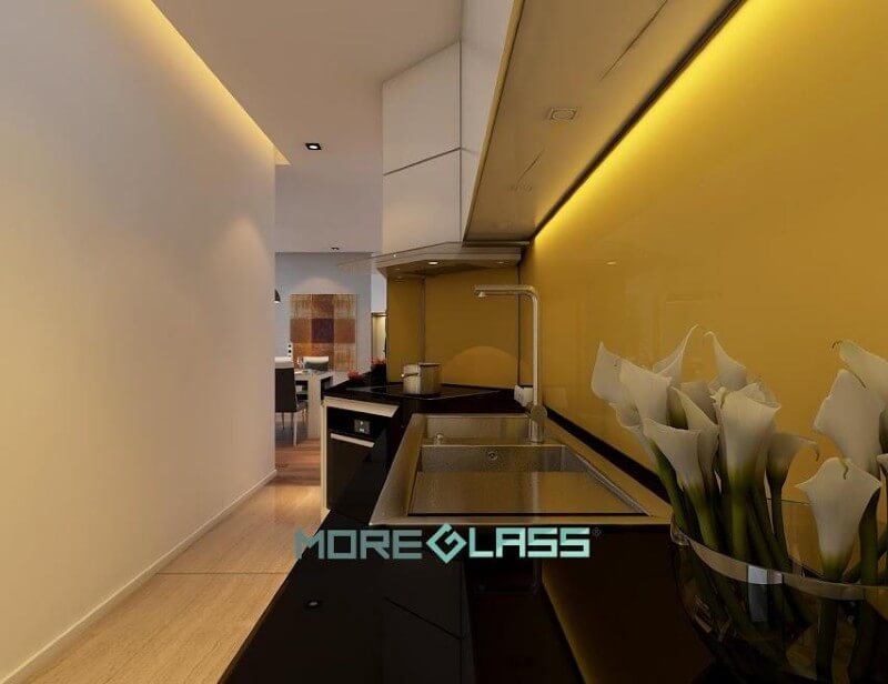 Sắp xếp mẫu kính ốp bếp màu vàng thư tươi tắn cho không gian nhà bếp thêm mới lạ đầy sức sống. Thiết kế phòng bếp chung cư