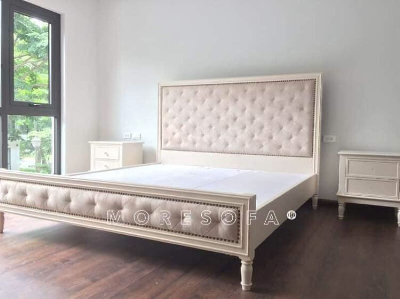 Ngắm nhìn mẫu giường ngủ tân cổ điển khung gỗ tự nhiên kết hợp bọc nỉ cho khách ở Ecopark