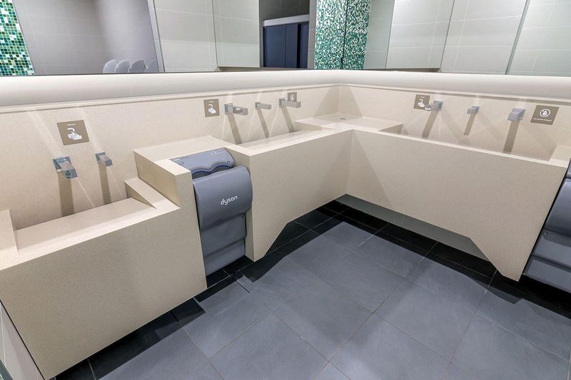 Nhà vệ sinh của bạn sẽ trở nên độc đáo với thiết kế lạ mắt và tiện lợi khi sử dụng chất liệu đá solid surface LG liền khối.