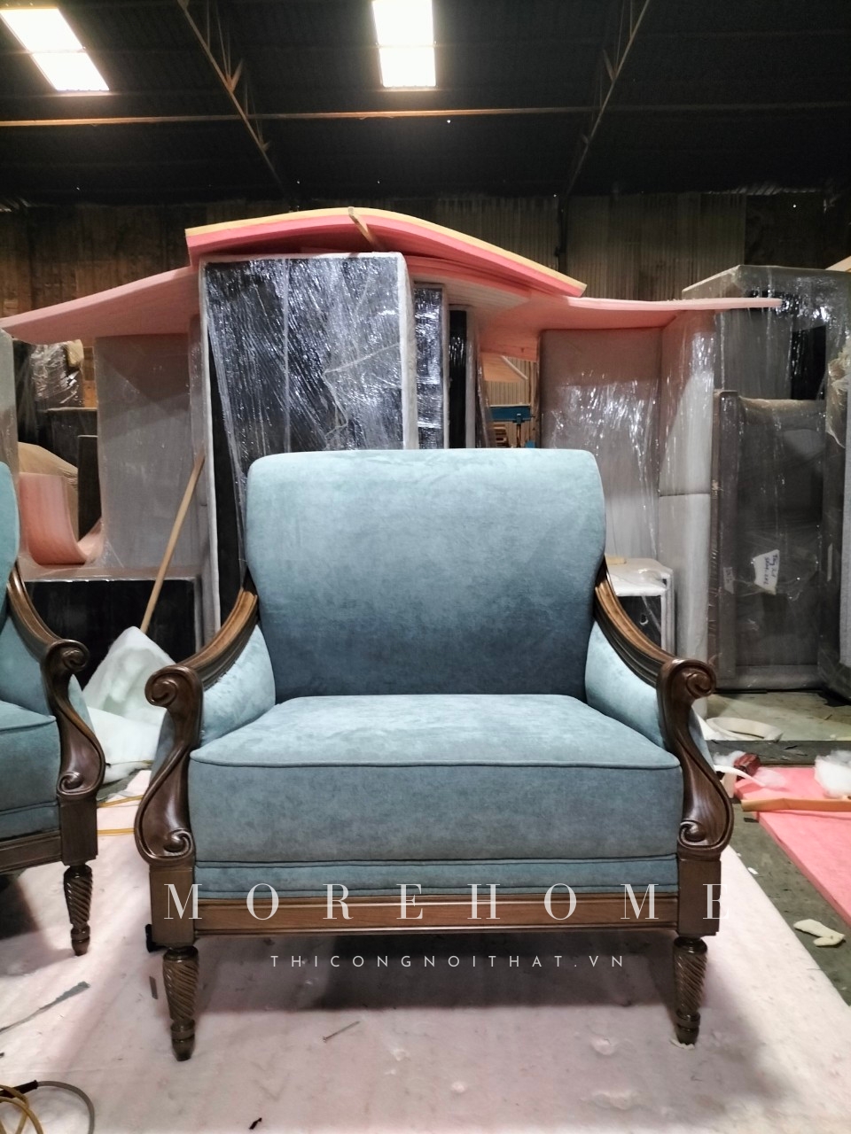 Ghế sofa đơn gỗ Óc chó cao cấp có phong cách tân cổ điển sang trọng và đẳng cấp, được kết hợp hài hòa với nỉ Bỉ màu xanh nhạt.