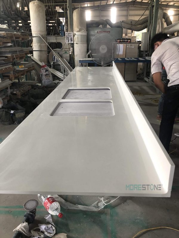 Sử dụng đá nhân tạo HIMACS solid surface để cung cấp sự chống thấm hoàn toàn.